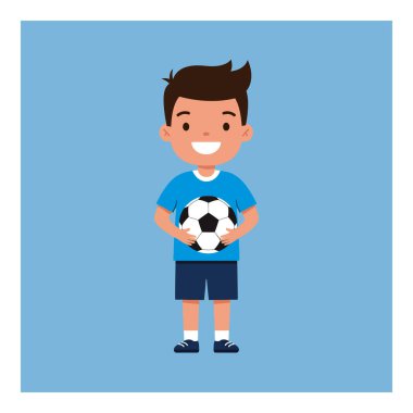 Kahverengi saçlı, gülümseyen genç bir çocuk elinde parlak mavi bir arka planda bir futbol topu tutuyor, neşe ve coşku saçıyor..