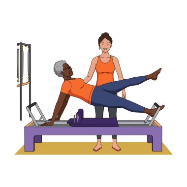 Üst düzey kadın, sakin ve odaklanmış bir fitness ortamında kadın eğitmenin rehberliğiyle pilates reformatörlüğü yapıyor. Motivasyon havası.