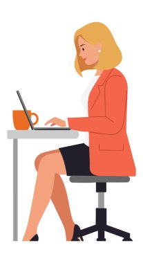 Mercan ceketli bir kadın masadaki dizüstü bilgisayarında turuncu bardakla yazı yazıyor. Modern ofis ortamında odaklanmış ve sakin..