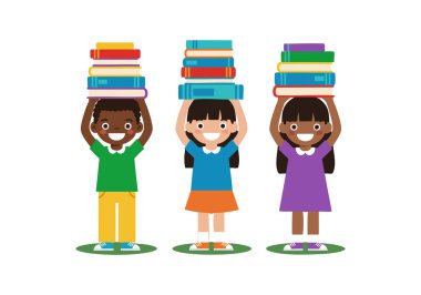 Üç çocuk kafalarında eğlenceli ve çeşitli bir ortamda öğrenme ve eğitimi sembolize eden renkli kitap yığınları tutuyorlar. Parlak vektör.