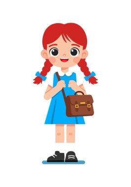Mavi elbiseli, kırmızı saçlı neşeli küçük bir kız kahverengi okul çantasını tutuyor, kendine güvenen basit bir tarzda duruyor. Neşeli ve dostane bir ruh hali.