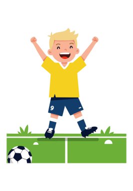 Sarı tişörtlü neşeli bir çocuk yeşil bir sahada futbol topuyla bir futbol golünü kutluyor, heyecan ve enerji gösteriyor..