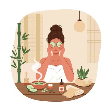 Bir kadın, bambu bitkileri, havlular ve sıcak ışıklandırmanın yer aldığı sıcacık bir spa odasında gözlerini salatalık dilimleriyle rahatlatıyor. Sakin atmosfer.