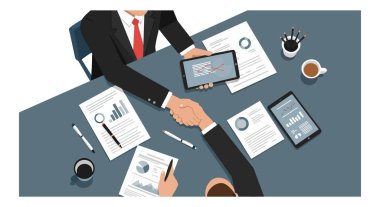 İki iş adamı bir masanın üzerinde dosyalar, tablet, akıllı telefon, kahve ve belgelerle profesyonel bir ortamda el sıkışıyor..