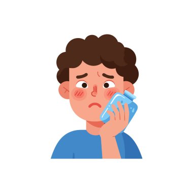 Resimde, yanağında acı dolu bir ifadeyle bir buz torbası tutan bir çocuk görülüyor. Kırmızı bir kızarıklık, rahatsızlık ve rahatlama hali var..