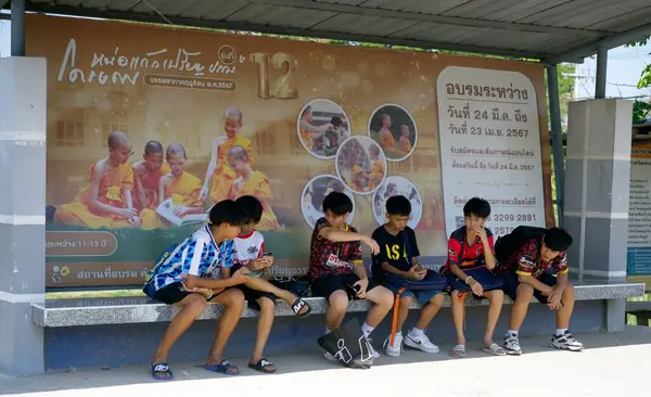 Mavi gökyüzünde beyaz bulutlu bir dronun odaksız görüntüsü..