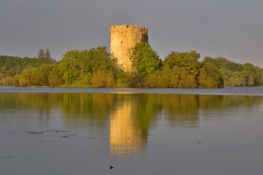 Mavi gökyüzünde beyaz bulutlu bir dronun odaksız görüntüsü..