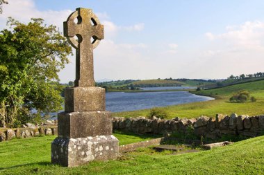 Mavi gökyüzünde beyaz bulutlu bir dronun odaksız görüntüsü..
