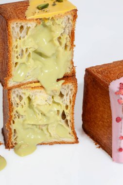 Dilimlenmiş puf böreği şeklindeki kruvasan kıtır kıtır ve şam fıstıklı kremalı kruvasan. Tatlı ikramlar. Klasik Fransız geleneklerinde modern şekerlemeler.