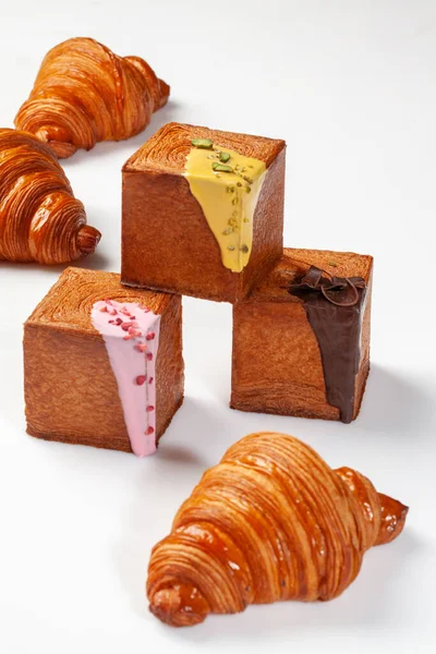 Frisch Gebackene Halbmonde Und Würfelförmige Croissants Garniert Mit Süßen Soßen — Stockfoto