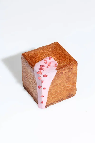 Süßer Blätterteig Würfelförmiges Croissant Mit Cremiger Beerensauce Und Kandiertem Erdbeerkrümel — Stockfoto