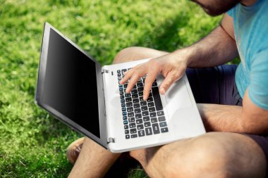 Üstten Görünüm erkek el Notebook klavye, laptop, çalışma turistik şehir parkta bankta otururken bilgisayarda çalışarak iş adamı serbest meslek yazarken kentsel ortamda açık havada kullanarak filtre uygulama