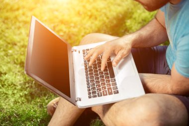 Üstten Görünüm erkek el Notebook klavye, laptop, çalışma turistik şehir parkta bankta otururken bilgisayarda çalışarak iş adamı serbest meslek yazarken kentsel ortamda açık havada kullanarak filtre uygulama
