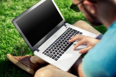 Üstten Görünüm erkek el Notebook klavye, laptop, çalışma turistik şehir parkta bankta otururken bilgisayarda çalışarak iş adamı serbest meslek yazarken kentsel ortamda açık havada kullanarak filtre uygulama