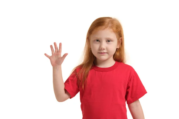 赤いTシャツの少女は 白い背景に隔離された5本の指のジェスチャーを示しています 子供の感情 — ストック写真