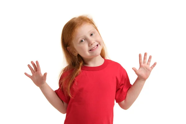 Маленькая Девочка Улыбается Поднятыми Руками Летняя Девочка Удивлена Улыбкой Руками — стоковое фото