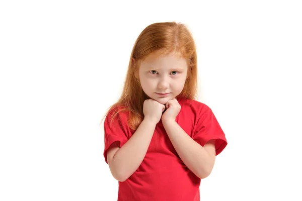 Портрет Веселой Белой Маленькой Девочки Рыжими Волосами Позирующей Студии Смотрящей — стоковое фото