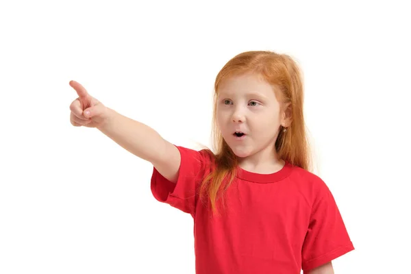 Oktatás Iskola Képzeletbeli Képernyő Koncepció Aranyos Kislány Piros Pólóban Mutat — Stock Fotó