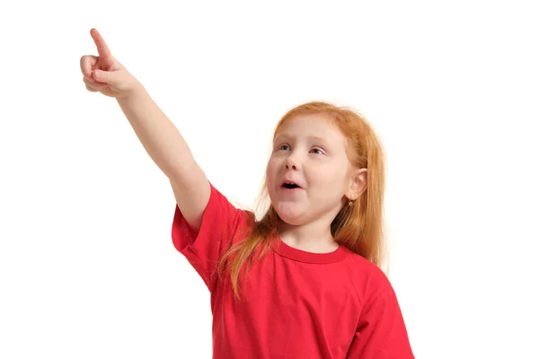 Oktatás Iskola Képzeletbeli Képernyő Koncepció Aranyos Kislány Piros Pólóban Mutat — Stock Fotó