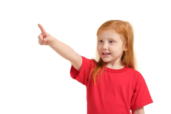 学校和想象中的屏幕概念 穿着红色T恤的可爱小女孩指着空气或想象中的屏幕 — 图库照片