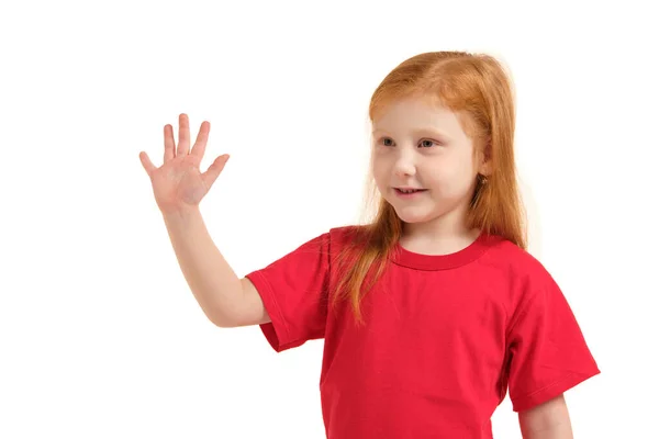 赤いTシャツの少女は 白い背景に隔離された5本の指のジェスチャーを示しています 子供の感情 目を離して — ストック写真