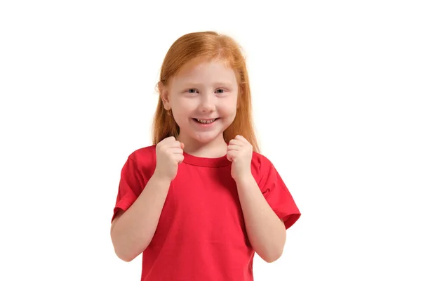 Веселая Маленькая Девочка Взволнована Поднимает Кулаки Изолированные Белом Фоне Эмоции — стоковое фото