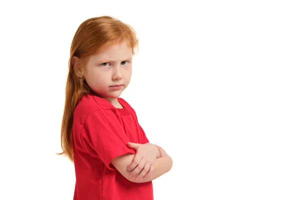Милая Маленькая Девочка Рыжими Волосами Сложенными Руками Выглядит Сердитым Расстроенным — стоковое фото