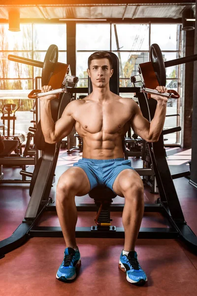 육을쥐라 체육관에서 이두근 운동하는 시뮬레이터에 근육들에게도 스포츠 포스터 사이트의 플레어 — 스톡 사진