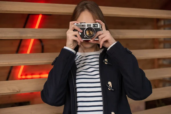 라이프 스타일 초상화 카메라와 거리에 그녀의 복고풍 Photocamera 빈티지 만들기 — 스톡 사진