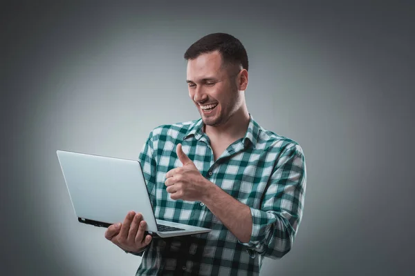 Retrato Joven Guapo Usando Laptop Usando Camisa Cuadros Grabado Estudio — Foto de Stock