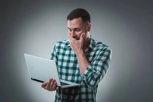 Frustrierter Geschäftsmann Mit Laptop Verdeckt Sein Gesicht Mit Der Hand — Stockfoto