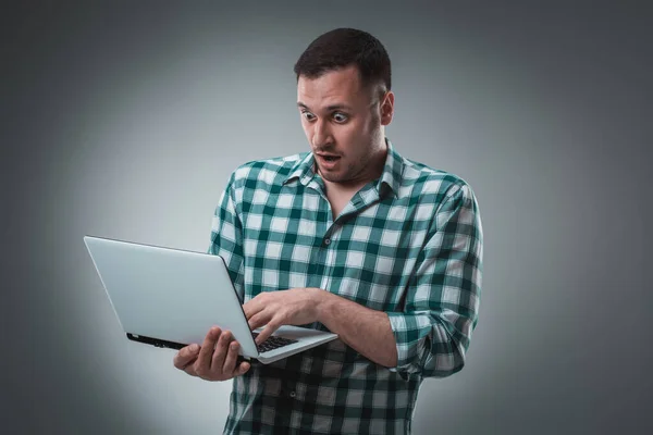 Geschäftsmann Mit Einem Laptop Auf Grauem Hintergrund Der Mann Reagiert — Stockfoto