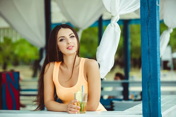 Lifestyle Sommerfest Sexy Junge Frau Mit Langen Haaren Trinkt Cocktail — Stockfoto