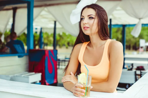 Lifestyle Sommerfest Sexy Junge Frau Mit Langen Haaren Trinkt Cocktail — Stockfoto