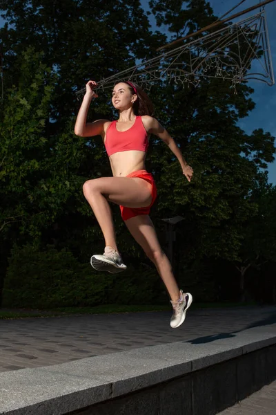 Mladá Šťastná Žena Pobíhající Venku Městském Parku Dívka Běží Přírodě — Stock fotografie