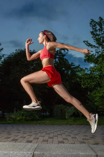 Mujer Feliz Joven Corriendo Aire Libre Parque Ciudad Chica Corriendo — Foto de Stock