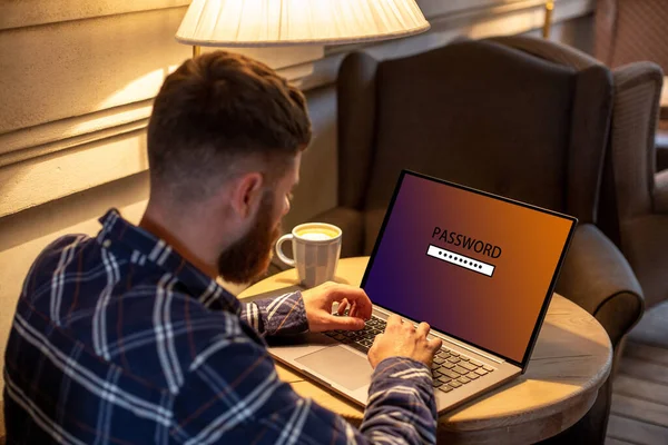 Zugeschnittenes Bild Eines Jungen Mannes Der Einem Café Seinem Laptop — Stockfoto