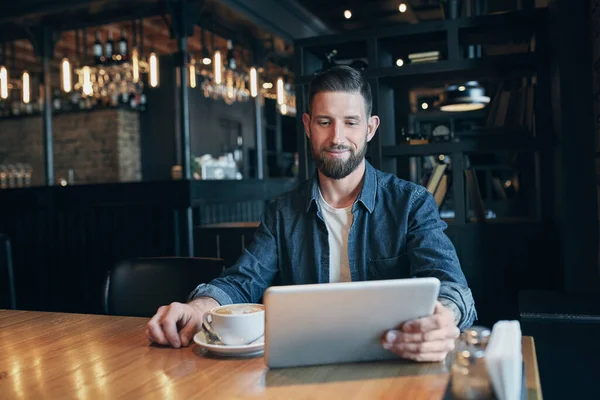 Hombre Joven Bebiendo Café Cafetería Uso Tableta Freelancer Lugar Trabajo — Foto de Stock
