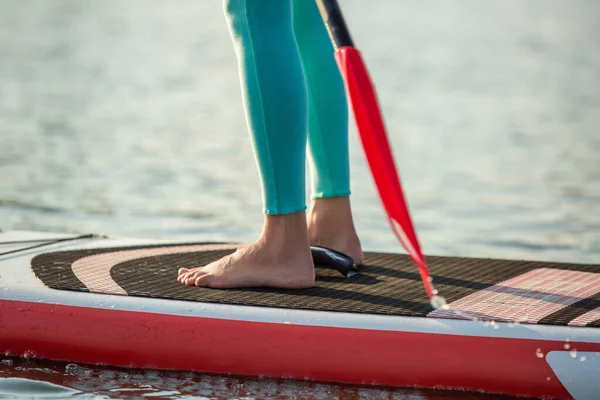 Skadrowana Pewnie Kobiety Stojącej Wiosłem Deski Surfingowej Sup Sportu Hobby — Zdjęcie stockowe