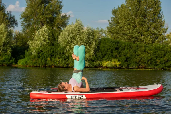 Donna Che Pratica Yoga Sul Paddle Board Mattino Sport Hobby — Foto Stock