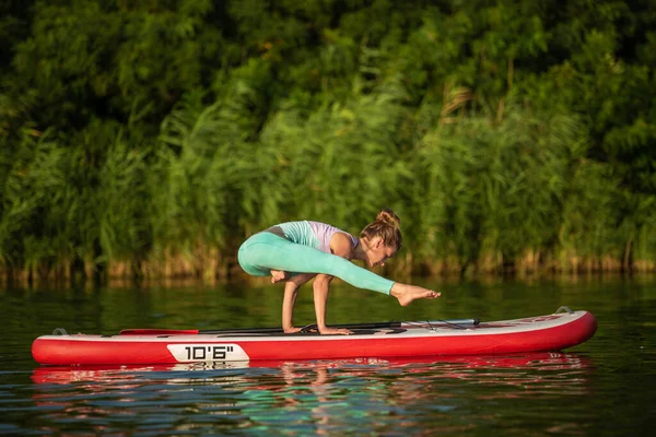 Молодая Женщина Занимается Йогой Гребной Доске Sup Красивом Озере Реке — стоковое фото