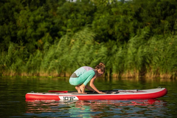 Young Woman Doing Yoga Stand Paddle Board Sup Beautiful Lake — Stock Photo, Image
