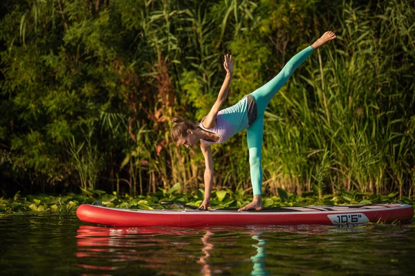 Photo Young Woman Doing Hand Stand Stand Paddle Board She — Stockfoto
