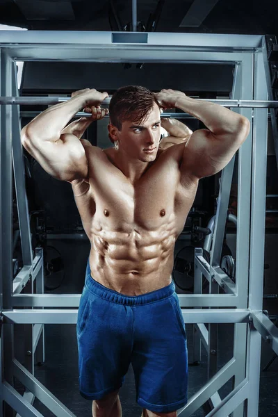 男性健美健身模型火车在健身房里 英俊的男运动员穿短裤与一个美丽的身体 — 图库照片