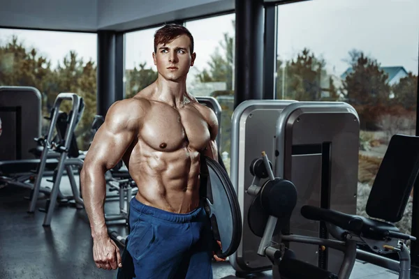 Mannelijke Bodybuilder Fitness Model Treinen Sportschool Knappe Mannelijke Atleet Korte — Stockfoto
