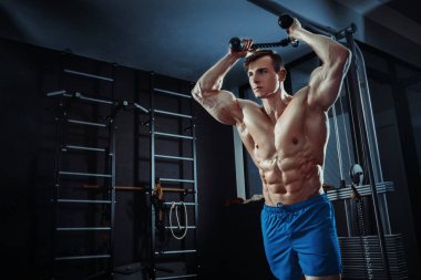 Spor salonunda egzersiz yapan güçlü kaslı vücut geliştirici. Fitness vücudunun bir parçası. Spor ve spor. Spor salonundaki fitness adamı. Fitness eğitimi