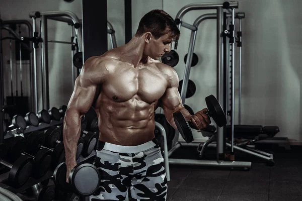 Spor Salonunda Egzersiz Yapan Güçlü Kaslı Vücut Geliştirici Fitness Vücudunun — Stok fotoğraf