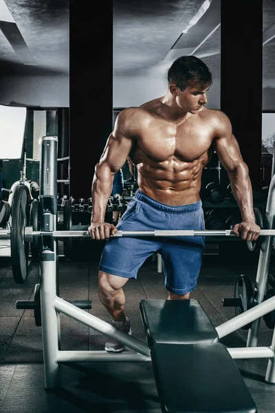Homem Fisiculturista Modelo Fitness Trens Ginásio Bonito Atleta Masculino Shorts — Fotografia de Stock