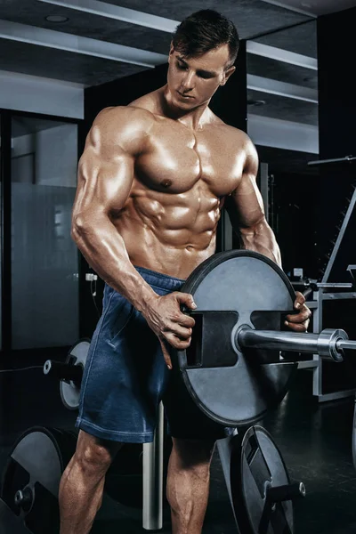 Bodybuilder Maschile Allenamenti Modello Fitness Palestra Bello Atleta Maschio Pantaloncini — Foto Stock