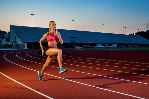 Läuferin Sprintet Auf Laufstrecke Leichtathletik Zum Erfolg Zielerreichungskonzept Sprinterin Sprintet — Stockfoto